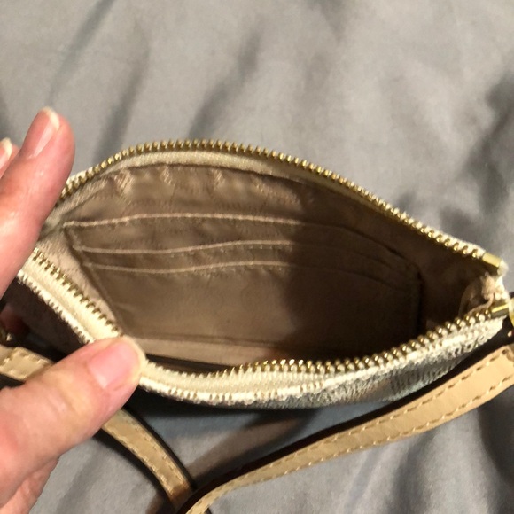 Small Michael Kors Wristlet - Picture 4 of 4